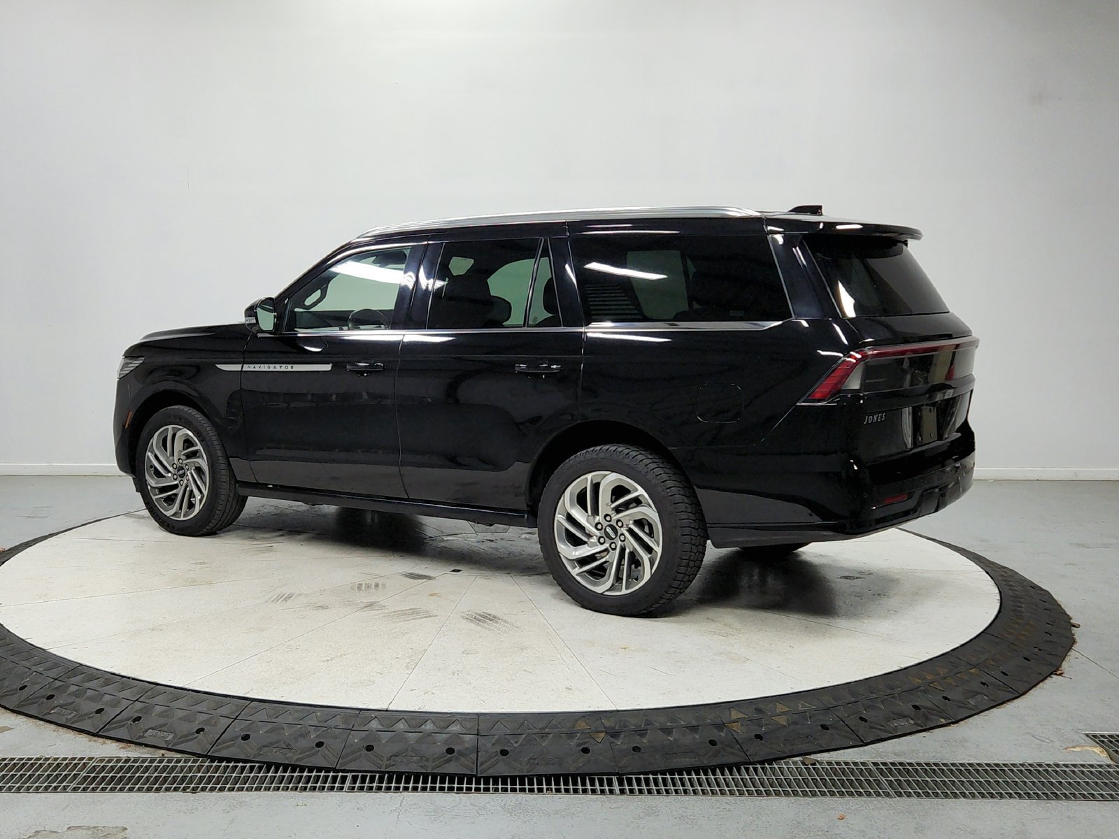 Used 2025 Lincoln Navigator Reserve AWD/4WD image 6