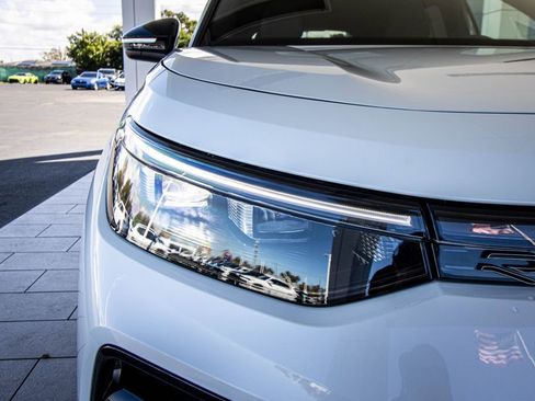 New 2026 Volkswagen Tiguan SE R-Line FWD image 8