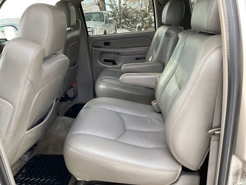 Used 2005 Chevrolet Suburban Z71 w/ Preferred Equipment Group image 12