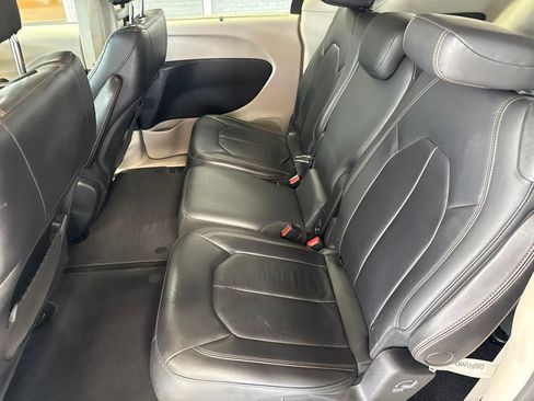 Used 2017 Chrysler Pacifica Touring-L FWD image 11
