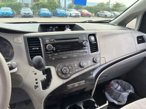 Used 2012 Toyota Sienna LE FWD image 17