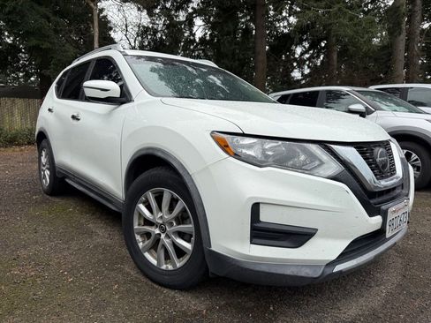 Used 2020 Nissan Rogue SV image 3