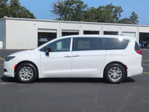 New 2027 Chrysler Pacifica LX FWD image 2