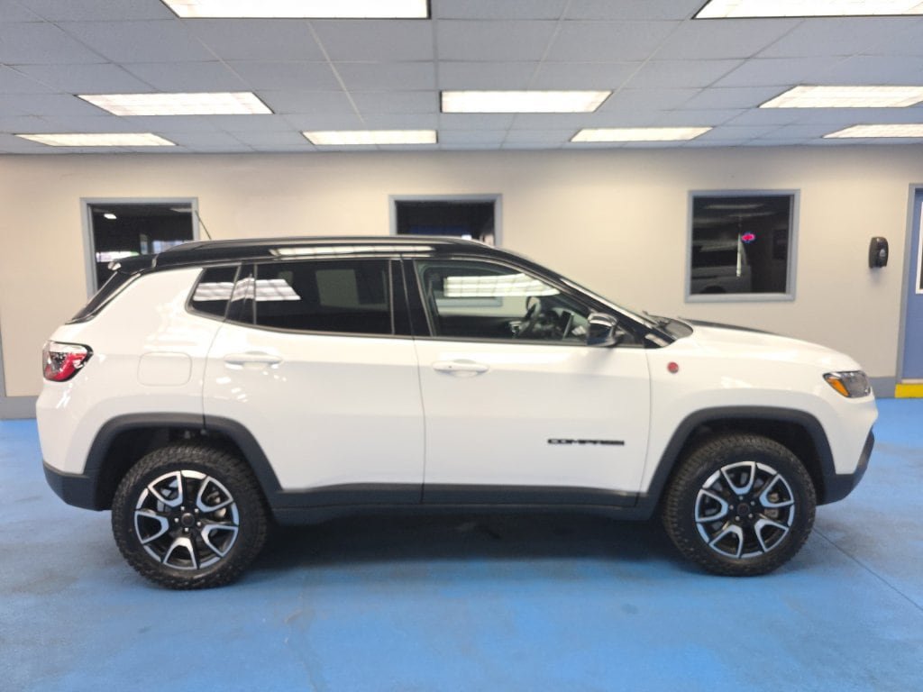 Used 2025 Jeep Compass Trailhawk AWD/4WD image 2