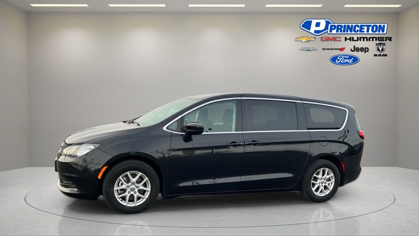 Used 2023 Chrysler Voyager LX FWD image 4