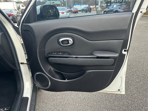 Used 2017 Kia Soul + image 14