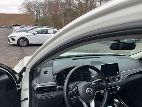 Used 2025 Nissan Altima 2.5 SR image 34