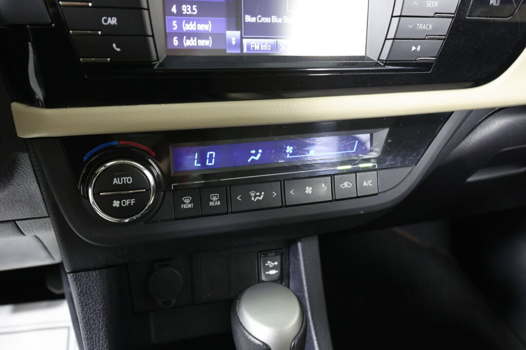 Used 2014 Toyota Corolla LE FWD image 35