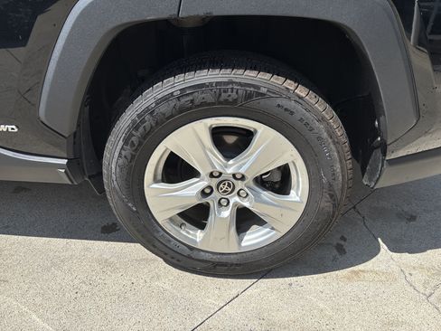 Used 2021 Toyota RAV4 LE AWD/4WD image 15