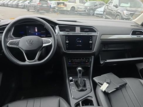 Used 2023 Volkswagen Tiguan SE w/ Panoramic Sunroof Package image 2