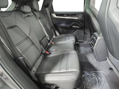 Used 2025 Porsche Cayenne AWD/4WD image 26