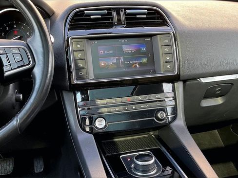 Used 2017 Jaguar F-PACE Prestige image 9