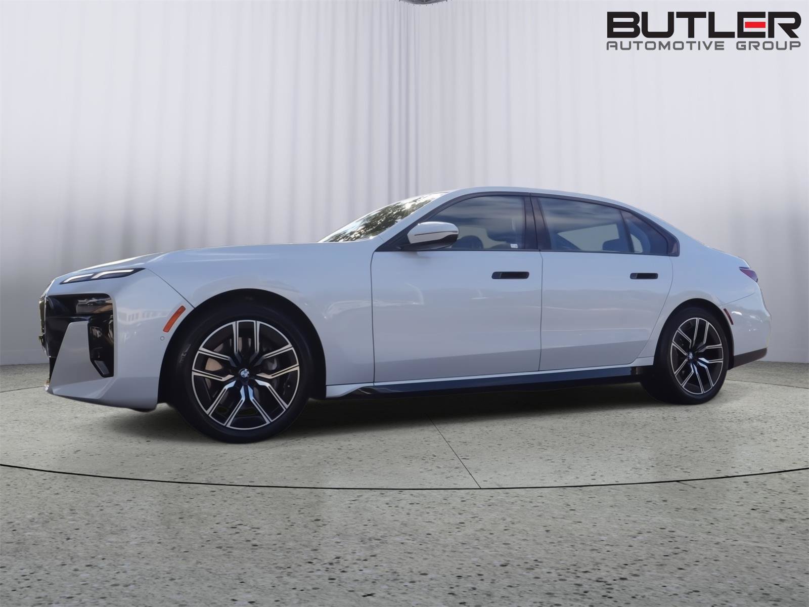Used 2023 BMW 740i RWD image 1
