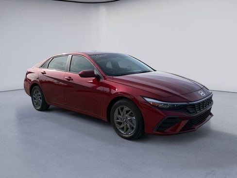Used 2024 Hyundai Elantra SEL FWD image 7