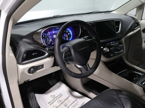 Certified 2024 Chrysler Pacifica Limited AWD/4WD image 18