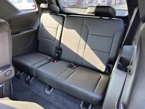 Used 2023 Chevrolet Traverse High Country AWD/4WD image 15