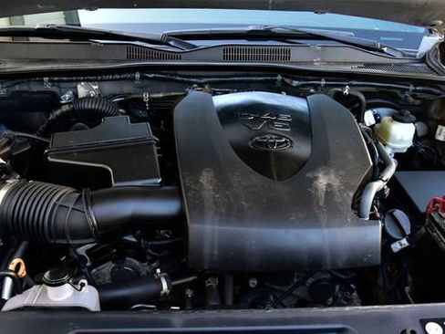 Used 2018 Toyota Tacoma TRD Sport w/ Technology Package AWD/4WD image 28
