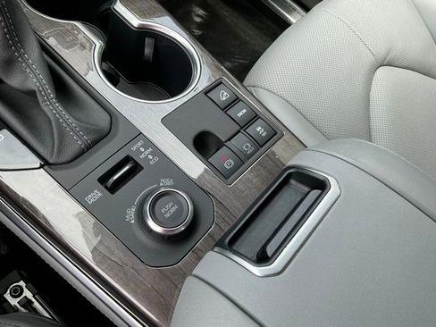 Used 2024 Toyota Highlander Platinum AWD/4WD image 21