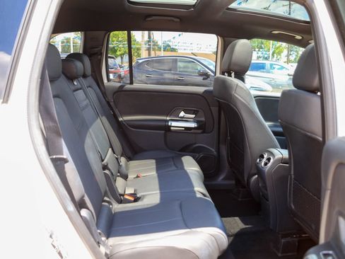 Used 2025 Mercedes-Benz GLB 250 4MATIC image 10