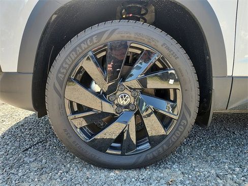 New 2024 Volkswagen Taos SE image 5