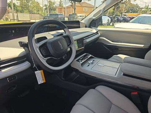 New 2026 Lincoln Navigator Premiere AWD/4WD image 18