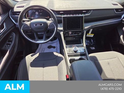 Used 2025 Jeep Grand Cherokee Laredo w/ Luxury Tech Group I AWD/4WD image 10