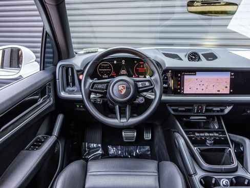Certified 2024 Porsche Cayenne AWD/4WD image 13