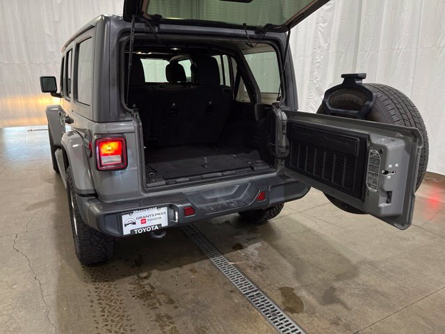 Used 2020 Jeep Wrangler Unlimited Sahara AWD/4WD image 13