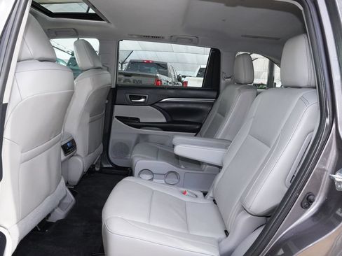 Used 2019 Toyota Highlander Limited FWD image 32