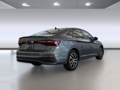 Used 2025 Volkswagen Jetta SE w/ Sunroof Package FWD image 9