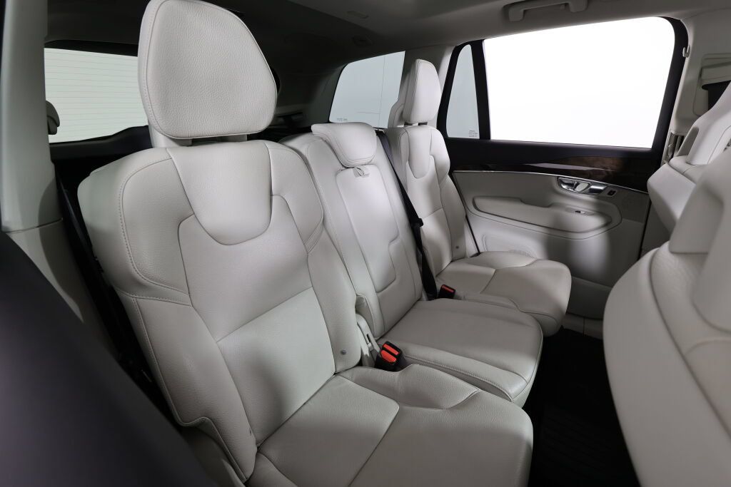 Used 2016 Volvo XC90 T6 Momentum w/ Momentum Plus Package AWD/4WD image 21