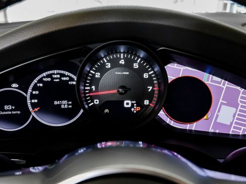 Used 2021 Porsche Cayenne w/ Premium Package image 19