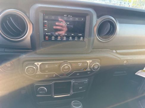 Used 2022 Jeep Gladiator Sport image 16