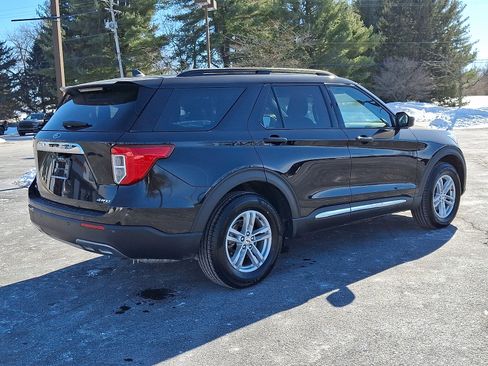 Used 2021 Ford Explorer XLT w/ Equipment Group 202A image 4