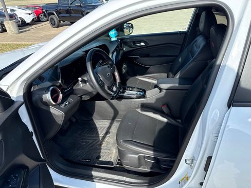 Used 2025 Chevrolet Trax RS FWD image 19