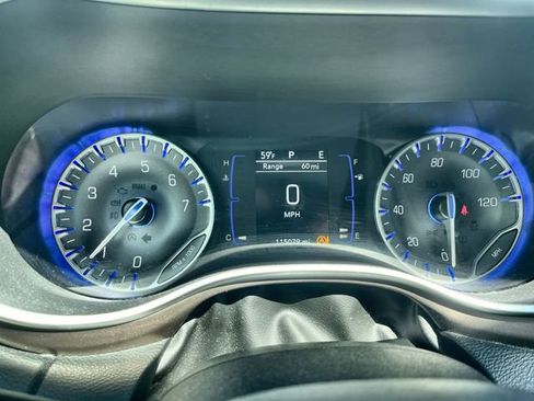 Used 2018 Chrysler Pacifica Touring-L FWD image 12