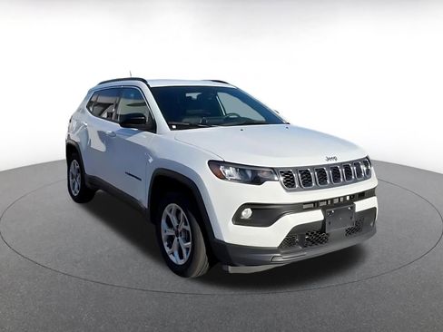 Used 2025 Jeep Compass Latitude image 3