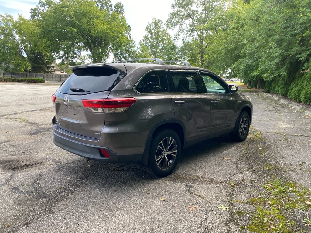 Used 2019 Toyota Highlander LE AWD/4WD image 4