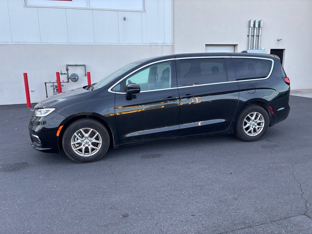 Used 2023 Chrysler Pacifica Touring-L FWD image 16