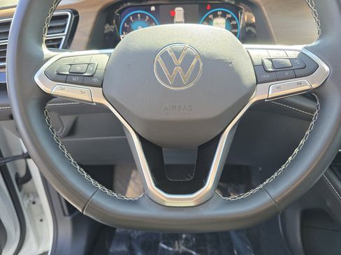 Used 2025 Volkswagen Atlas SE image 34
