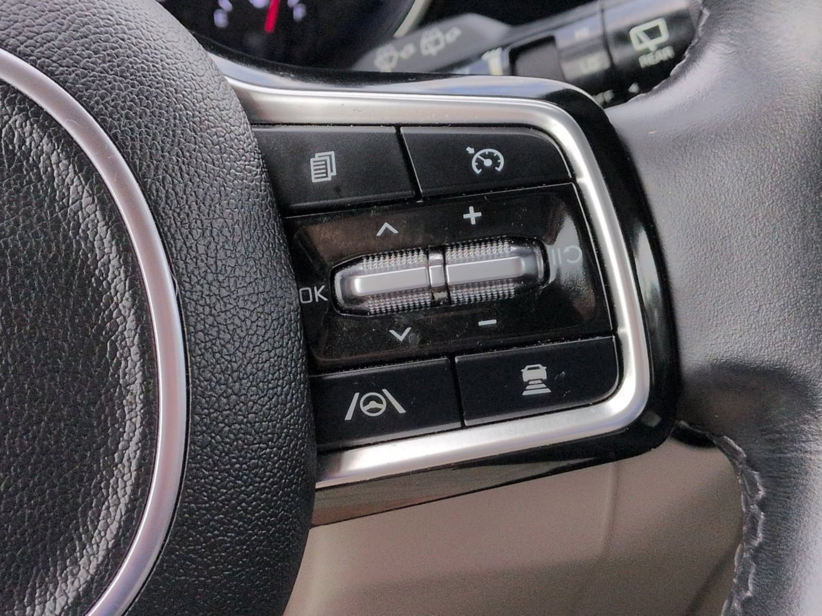 Certified 2023 Kia Carnival EX FWD image 33
