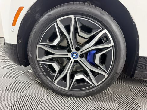 Used 2023 BMW iX xDrive50 w/ Sport Package AWD/4WD image 9