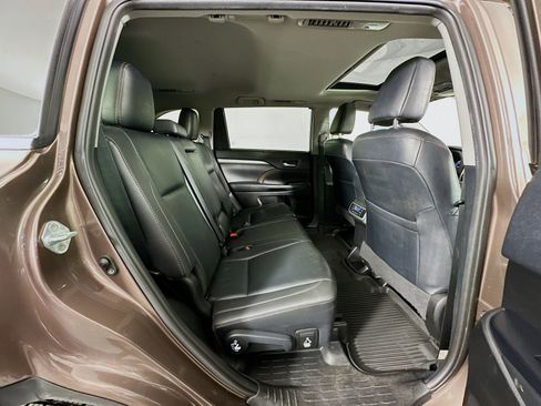 Used 2019 Toyota Highlander XLE AWD/4WD image 27