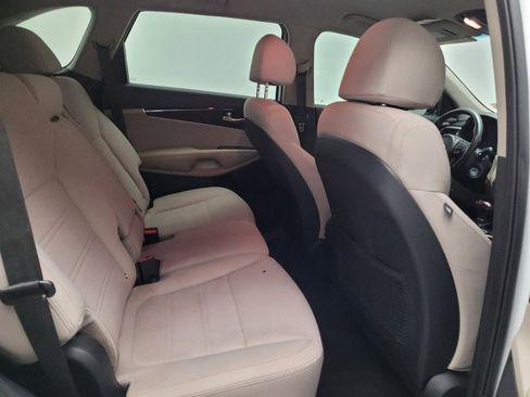 Used 2018 Kia Sorento FWD image 19