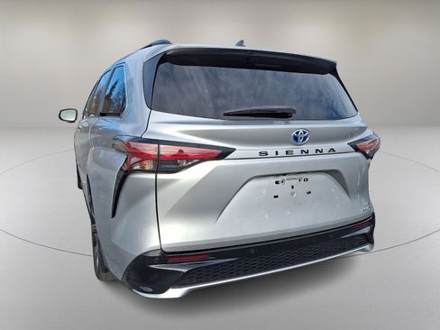Used 2022 Toyota Sienna XSE image 7