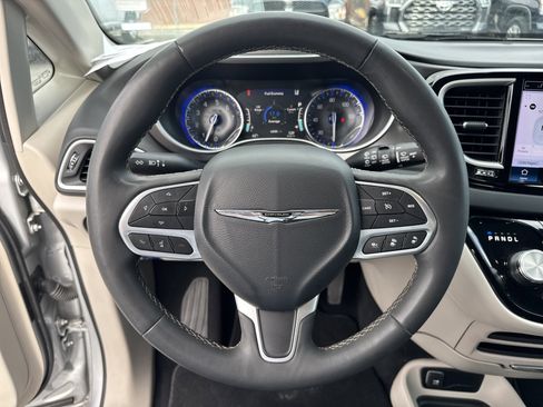 Used 2024 Chrysler Pacifica Touring-L image 24