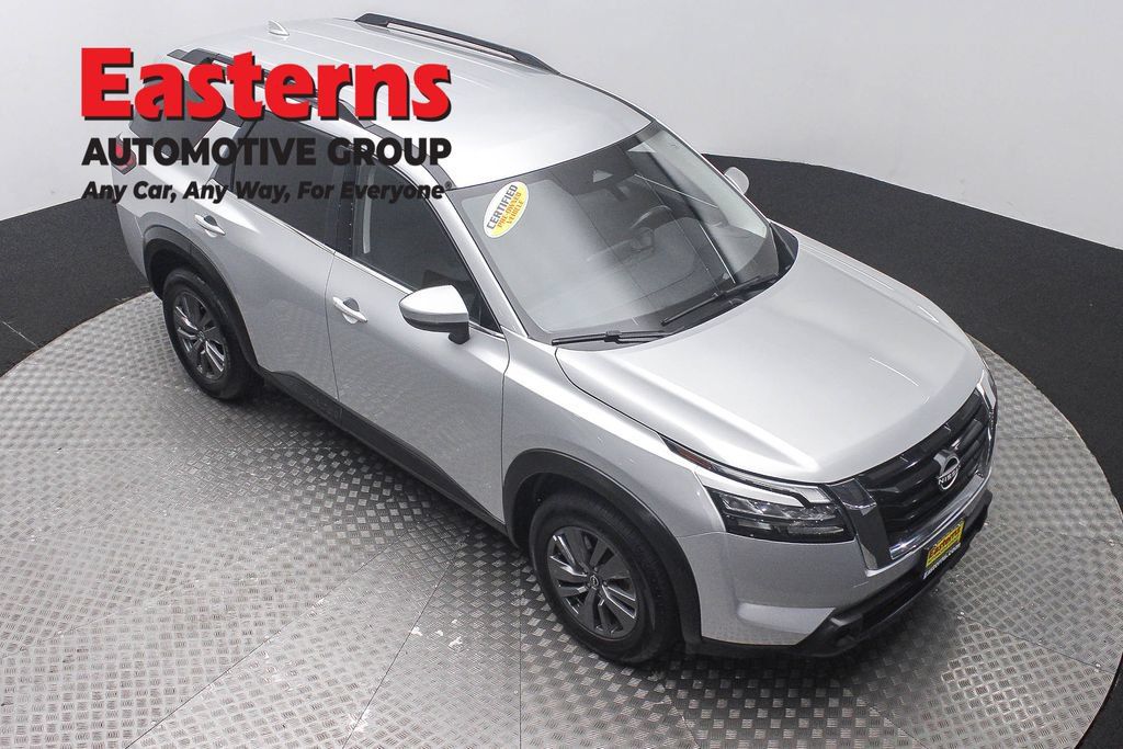 Used 2025 Nissan Pathfinder SV FWD image 3