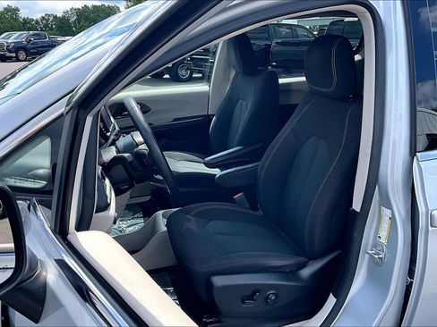 Used 2023 Chrysler Voyager LX FWD image 23