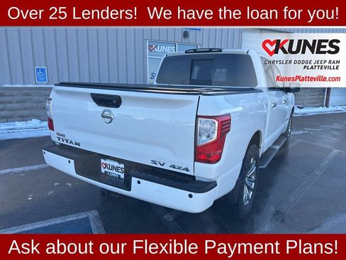 Used 2018 Nissan Titan SV w/ SV Convenience Package image 3