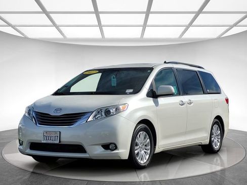 Used 2017 Toyota Sienna XLE Premium image 9